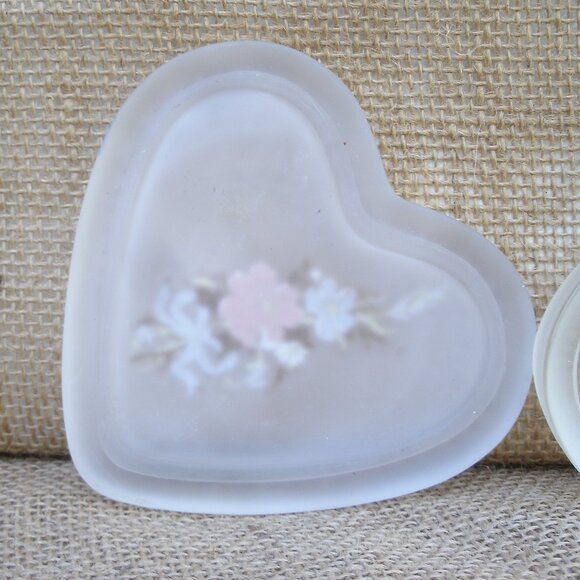 Vintage Viking Glass Floral Heart Trinket Box - Picture 12 of 16
